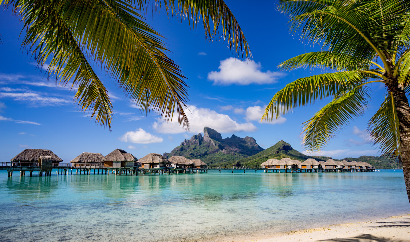 Bora Bora: Bungalows sur pilotis dans le lagon à Bora-Bora Bora Bora: Bungalows sur pilotis dans le lagon à Bora-Bora