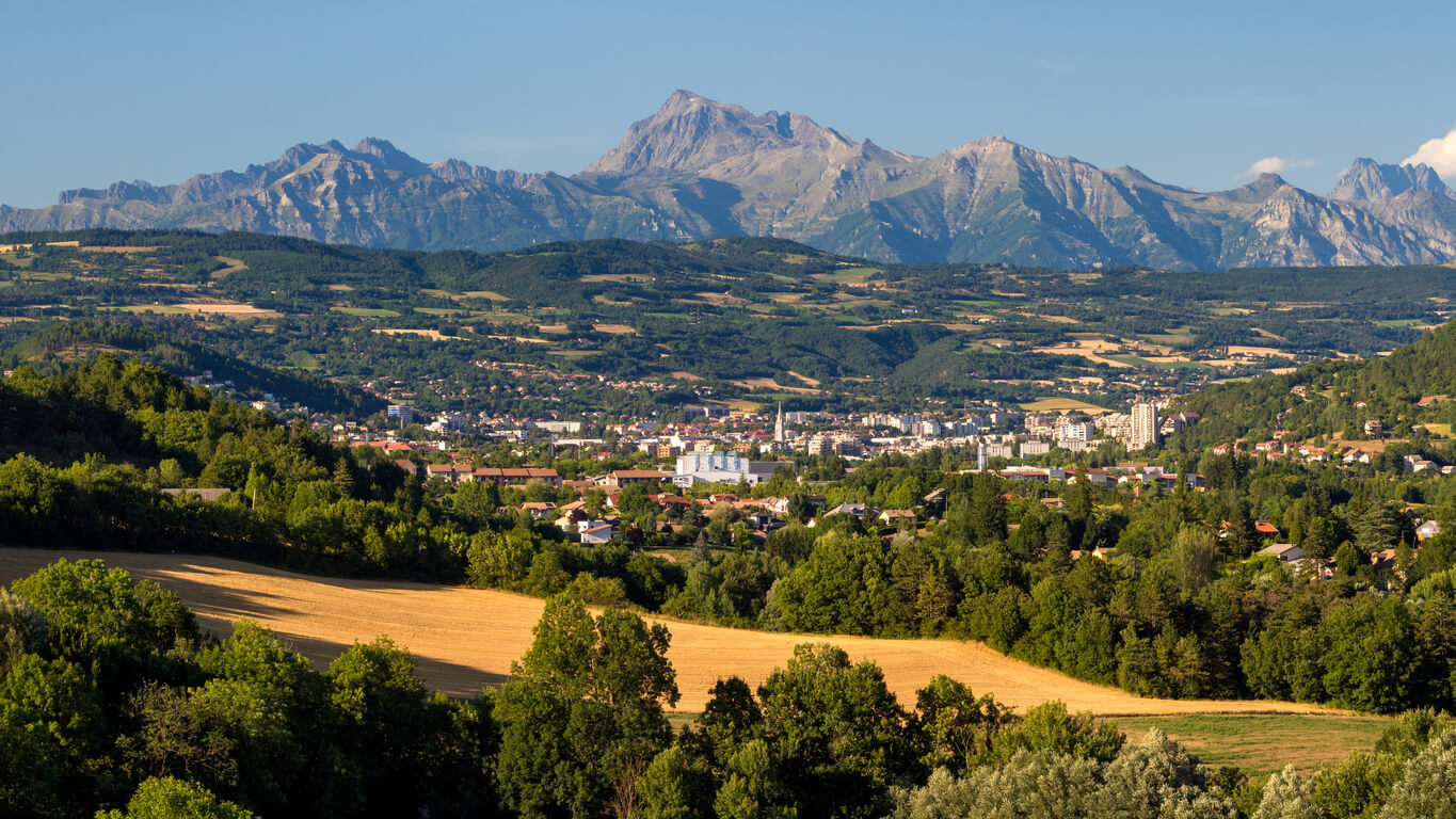 Gap (Alpy Wysokie) : Gap en été avec le pic Chaillol en arrière-plan Gap (Alpy Wysokie) : Gap en été avec le pic Chaillol en arrière-plan