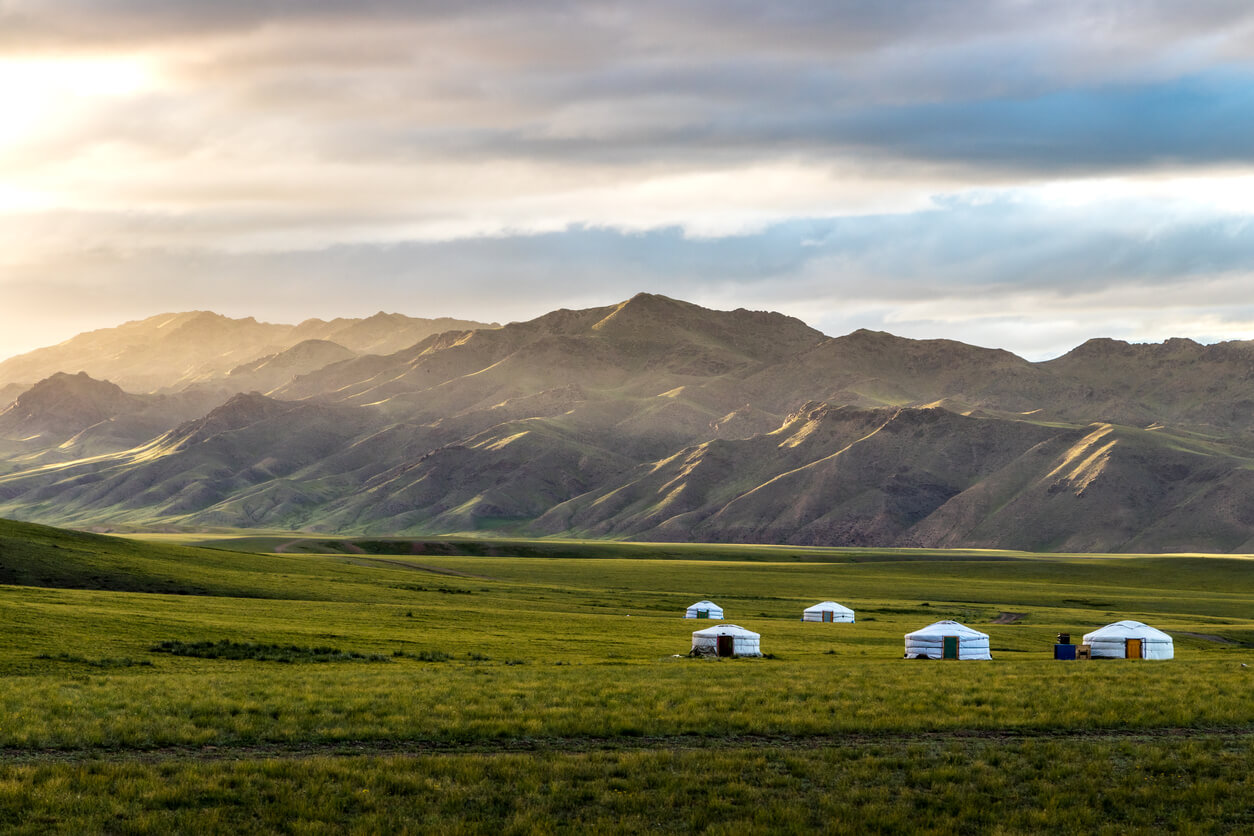 Mongolia: Yourtes et paysage de Mongolie