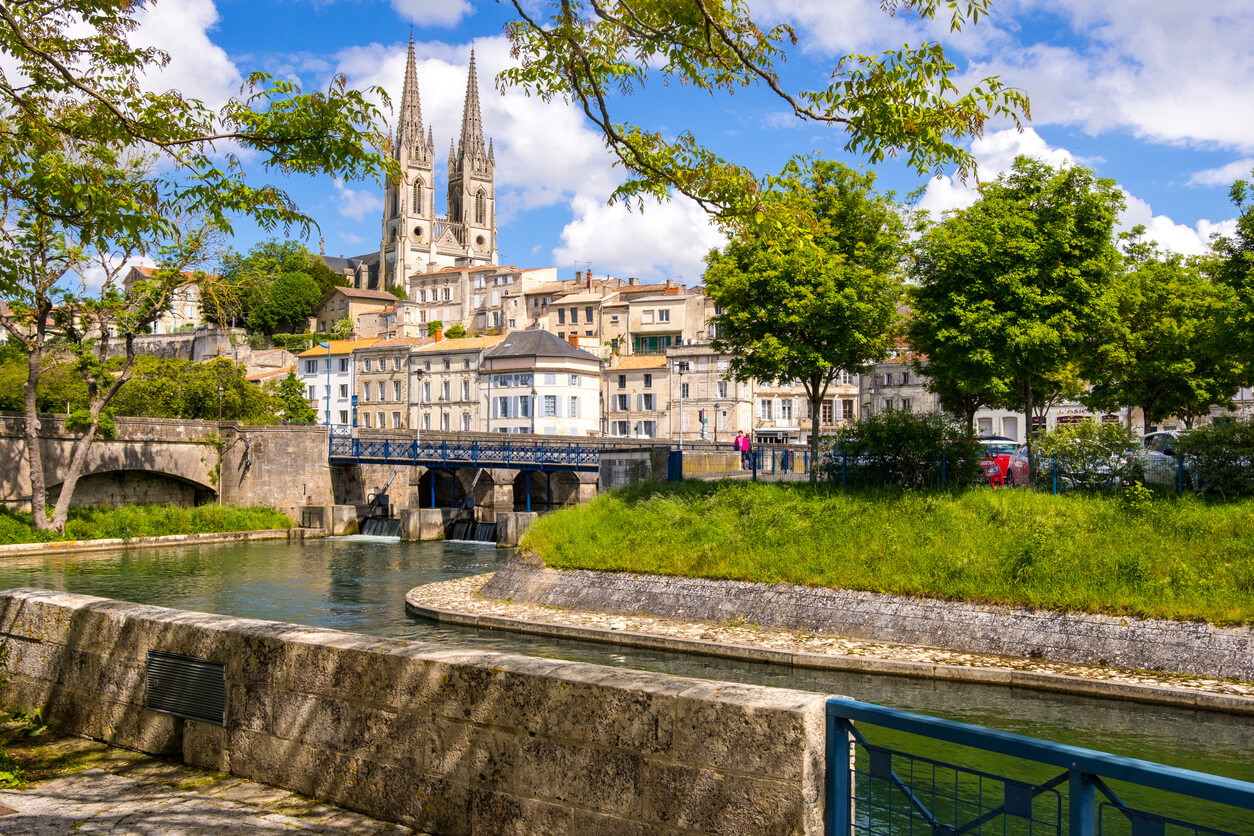 Niort (Deux-Sèvres) : Vue de Niort depuis le quai de Sèvre Niortaise Niort (Deux-Sèvres) : Vue de Niort depuis le quai de Sèvre Niortaise