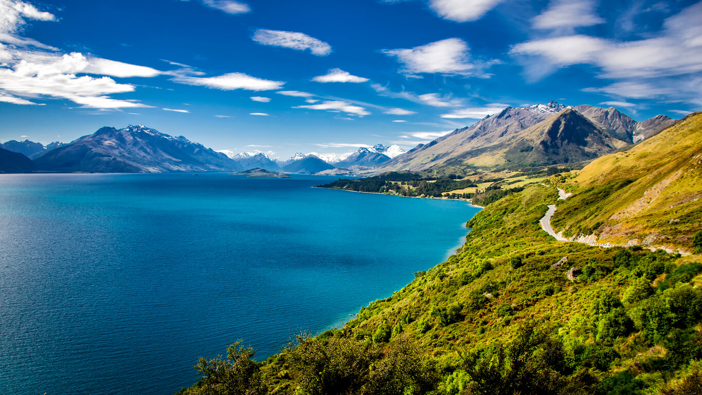 Nowa Zelandia: Le Lac Wakatipu sur la route vers Queenstown Nowa Zelandia: Le Lac Wakatipu sur la route vers Queenstown