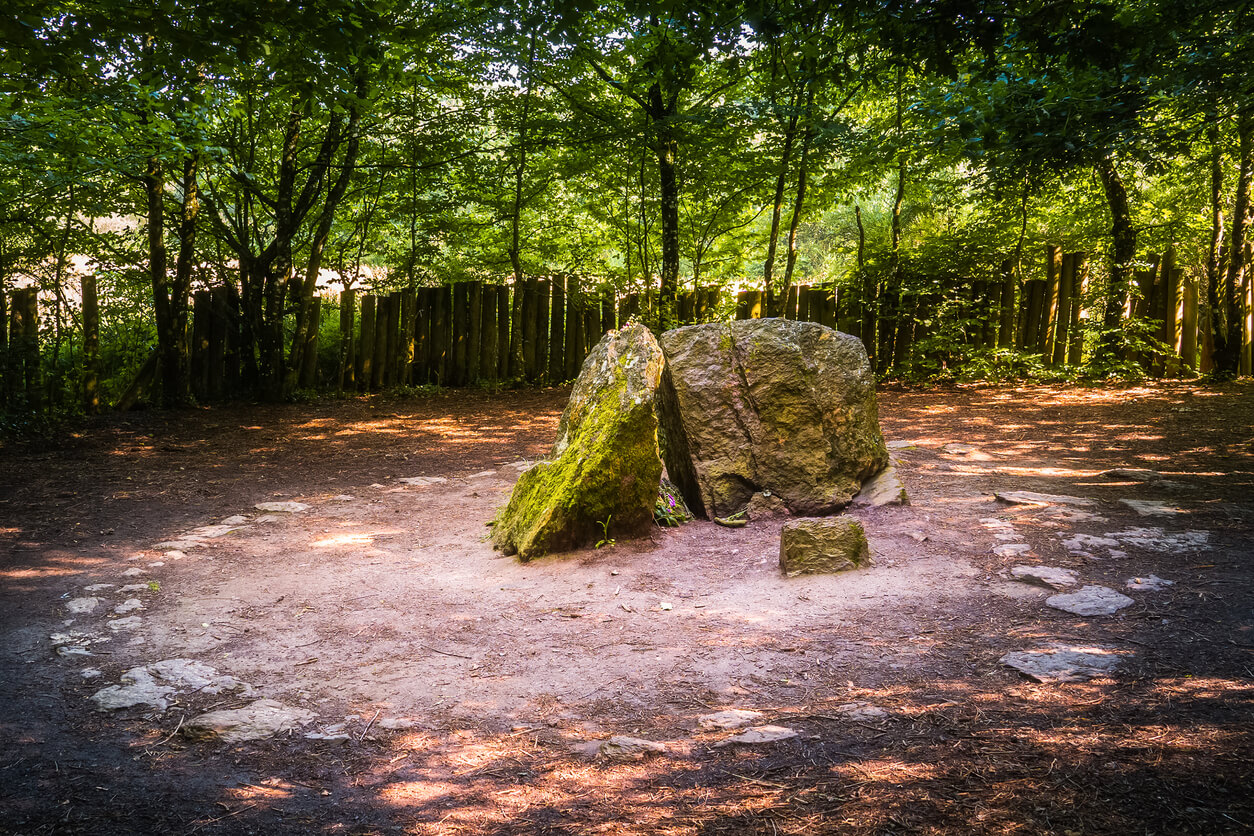 Paimpont : Tombe de Merlin dans la forêt de Brocéliande Paimpont : Tombe de Merlin dans la forêt de Brocéliande